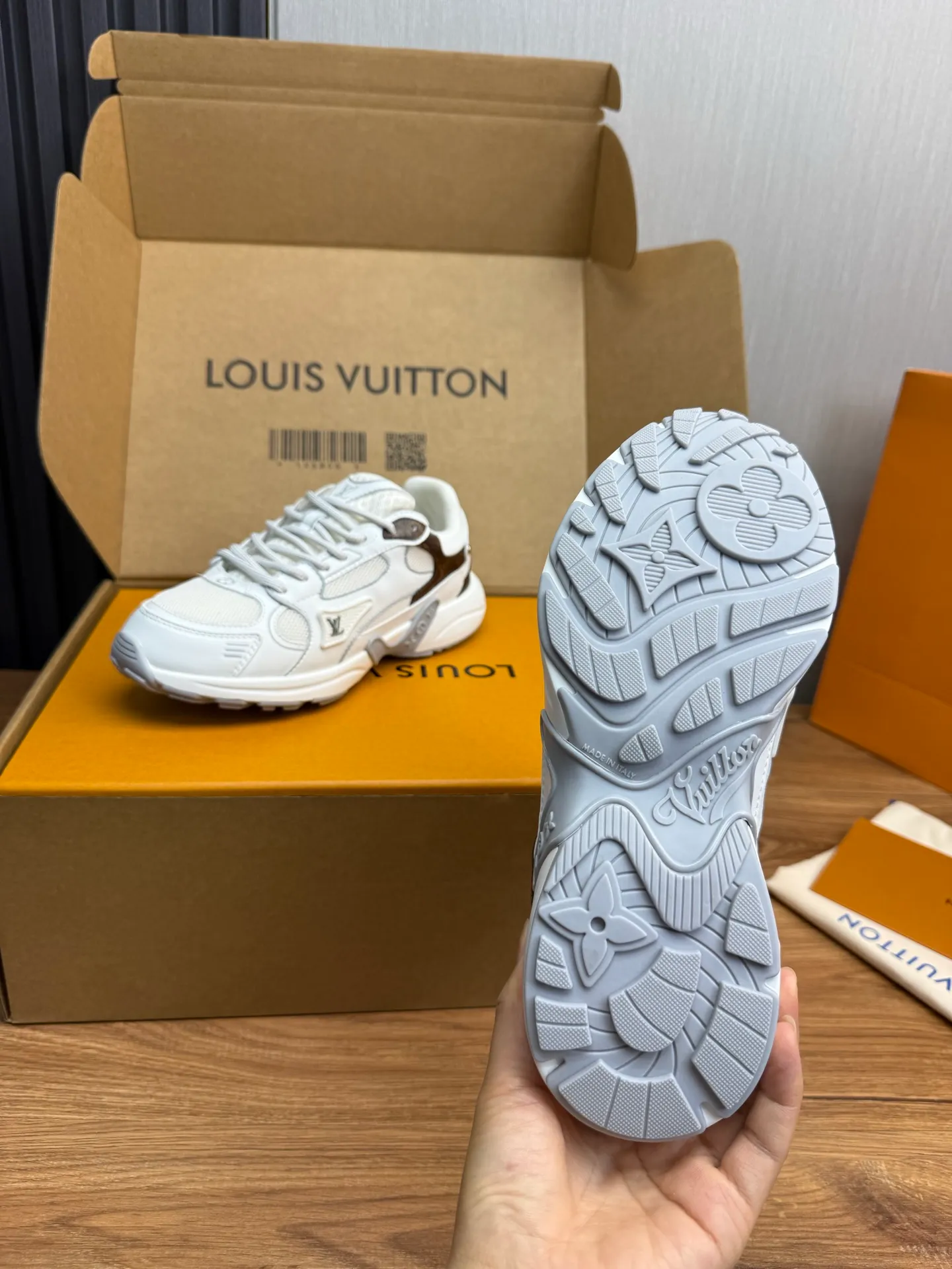 Men's shoes 💰600💰 🌈LV | Louis Vuitton 2025𝐬𝐬 🧡💚2025 spring and summer new style top version‼ ️The original version is the same. The counter specializes in the latest casual shoes. Hard goods are new🆕 🔥🔥🔥Top version: Couple model LV Louis Vuitton L House Donkey brand The latest Olympia series Couple model Silver Horn King Casual sneakers Running shoes This LV Olympia sneaker combines mesh fabric and metallic synthetic leather and other technical fabrics to reinterpret the classic running shoe design with a neat and simple design. Lightweight EVA outsole provides a stretchy fit. Rich details such as Monogram embossing and LV letters establish recognition. Exquisite packaging at the delivery counter 🛍📦 ▪️Fabrics: Original imported technical fabric + mesh ▪️Inner lining: Original customized breathable mesh ▪️Sole: Original molded rubber foam material ▪️Sole thickness: 3.5CM ▪️Size: 35--45 (customized for women 40 and men 45)